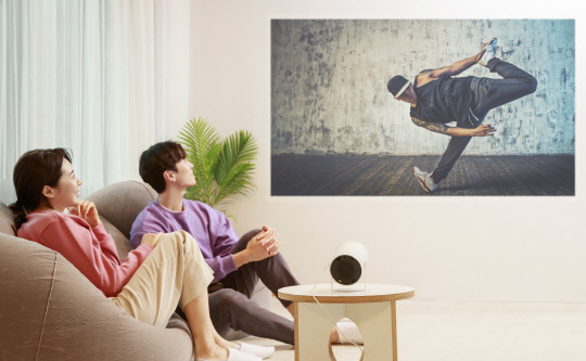 삼성전자 모델이 실내와 야외에서 자유롭게 사용 가능한 포터블 스크린 '더 프리스타일'을 선보이고 있다. <삼성전자 제공>